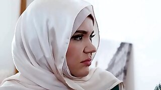 Teaching This Kinky Little Hijab Virgin How To Pleasure a Man