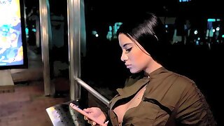 Ambar Pradax chica colombiana acepta dura follada a cambio de no irse en bus a su casa