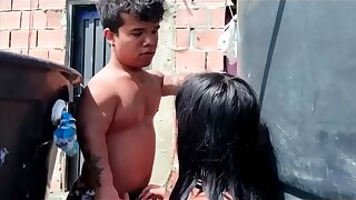 en la azotea se encuentra el enano reparando el tanque y llega su hermanastra a seducirlo para que la folle