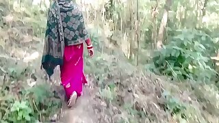 Desi village bhabhi went for a walk in the forest and showed her pussy, breasts and ass by lifting her saree and inserting brinjal in it. Hindi audio player like this